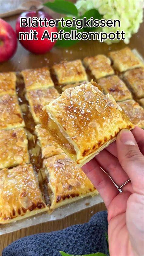 Anschnitt eines gefüllten Butterkuchens: mittlere Puddingschicht, Apfelkompott, Mandelblättchen