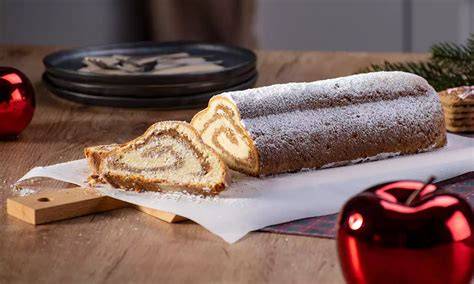 Anschnitt eines glutenfreien Marzipan-Stollens mit Puderzucker