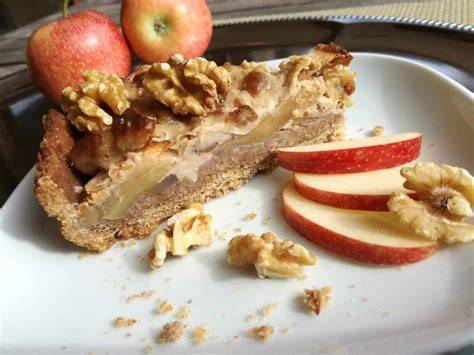 Anschnitt eines goldbraunen Vollkorn-Apfelkuchens mit Streuseln und Walnüssen