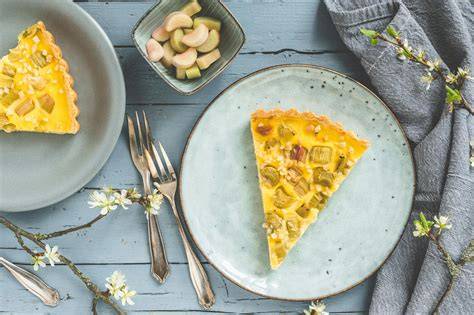 Anschnitt eines saftigen Heidelbeer-Rührkuchens mit cremigem Frischkäse-Guss