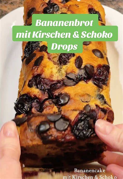 Anschnitt eines saftigen Kirsch-Nuss-Kuchens mit Kirschen und Schokodrops