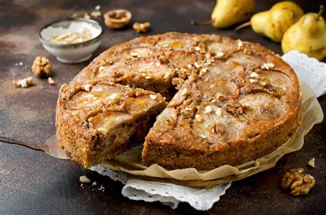 Anschnitt eines saftigen Schoko-Birnen-Kuchens mit halbierten Birnenhälften und Schokoladendecor