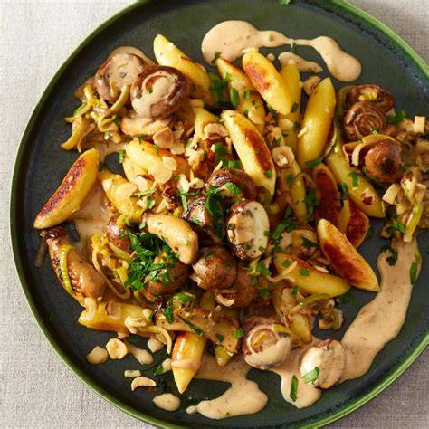 Anschnitt eines saftigen Zucchini-Nuss-Kuchens mit Limettenzesten und Haselnüssen