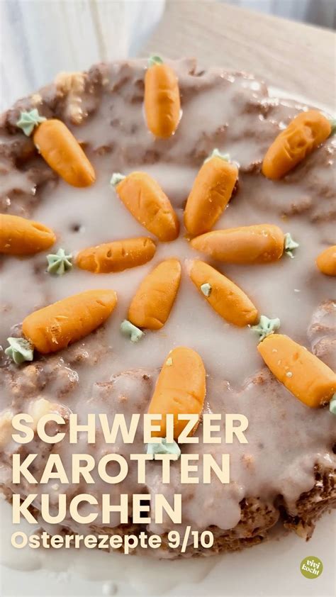 Anschnitt eines traditionellen Rüebli Blechkuchens mit Marzipanrüebli und Zuckerguss