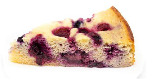 Anschnitt eines veganen Seidentofu-Käsekuchens ohne Zucker mit Beeren