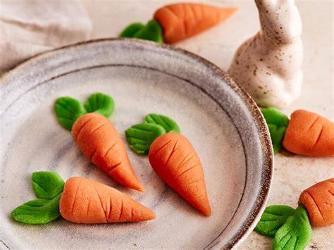 Anschnitt mit Hasen-Innenmotiv und Deko mit Marzipan
