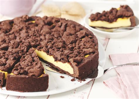 Anschnitt mit Schichten: Mürbeteig, Vanillepudding, karamellisierte Nüsse, Schokolade