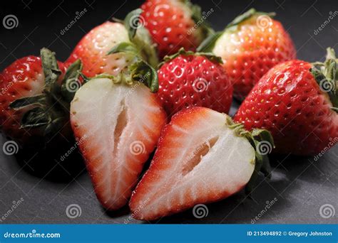 Anschnitt und Dekor: Schokoröllchen, halbe Erdbeeren, Mandelsplitter