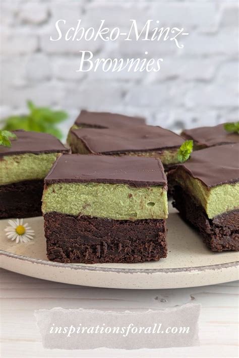Anschnitt von fudgy Schoko-Minz-Brownies mit Minzschicht