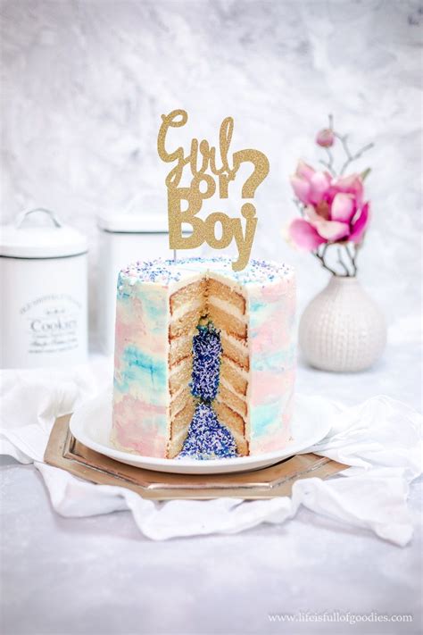 Anschnitt zeigt blaue Füllung für Gender Reveal Jungen