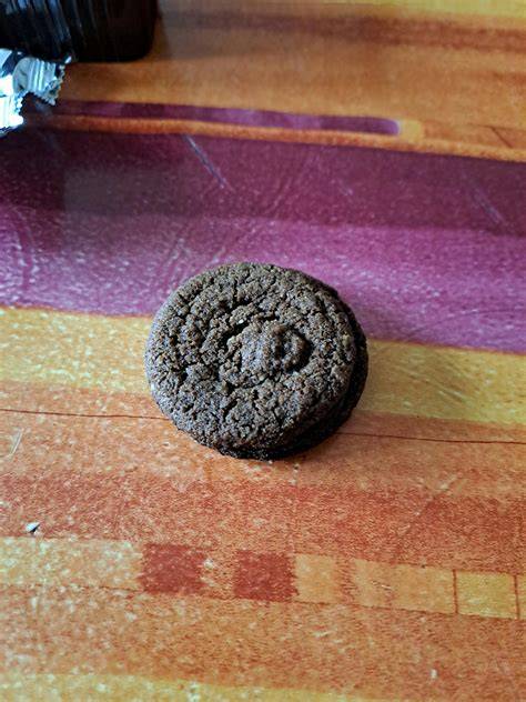 Anschnittaufnahme: Buchweizen-Haselnuss-Doppelkekse mit dunkler Schokofüllung