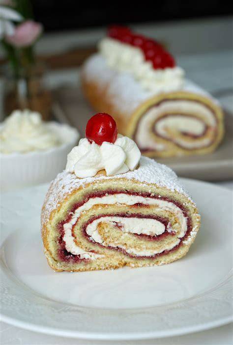 Anschnittfoto: Biskuitrolle mit Buttercreme und Konfitüre