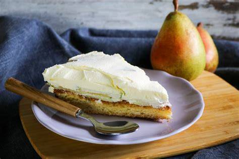 Anschnittstück Birnen Sekt Torte mit Sahne