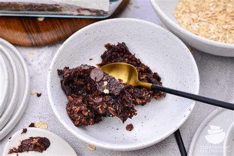 Ansicht: Schoko Baked Oats ohne Banane in der Auflaufform, angeschnitten wie Brownies