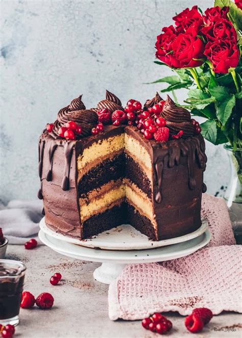 Ansicht der fertigen Schoko-Vanille-Torte mit Dekoration