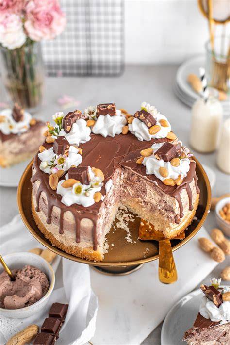 Ansicht einer Nougat-Kirsch-Torte in Anschnitt