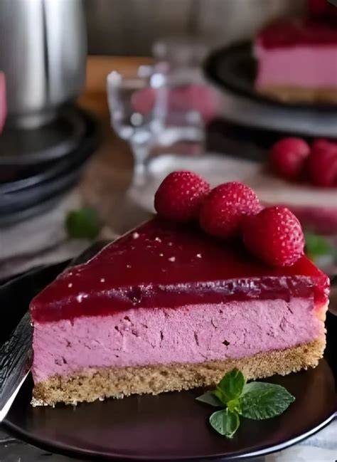 Ansicht einer fertigen Himbeertorte ohne Backen