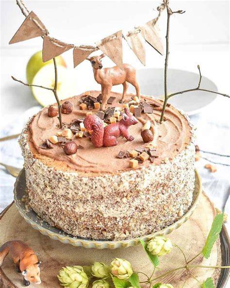 Ansicht einer frisch dekorierten Nuss-Nougat-Torte und Zutaten