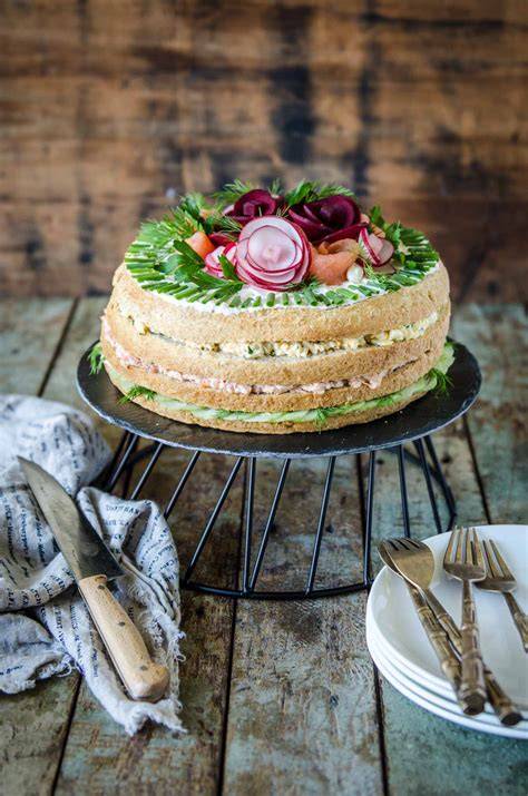 Ansicht einer geschichteten herzhaften Fischtorte mit Dill garnieren