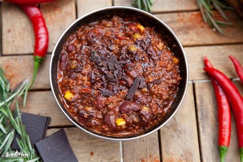 Ansicht eines großen Topfes Chili con Carne mit Zartbitterschokolade
