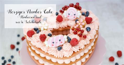 Ansprechend dekorierte Number Cake mit frischen Beeren als Beispiel