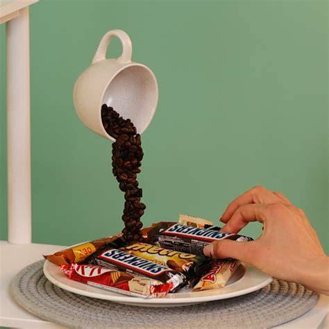 Anti-Gravity Cake exemplarisch mit schwebenden Süßigkeiten dekoriert