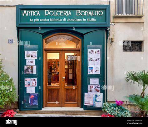 Antica Dolceria Bonajuto Auslage mit Schokoladentafeln