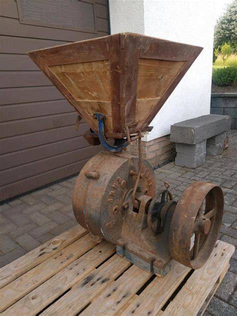 Antike Getreidemühle und Brotlaibe