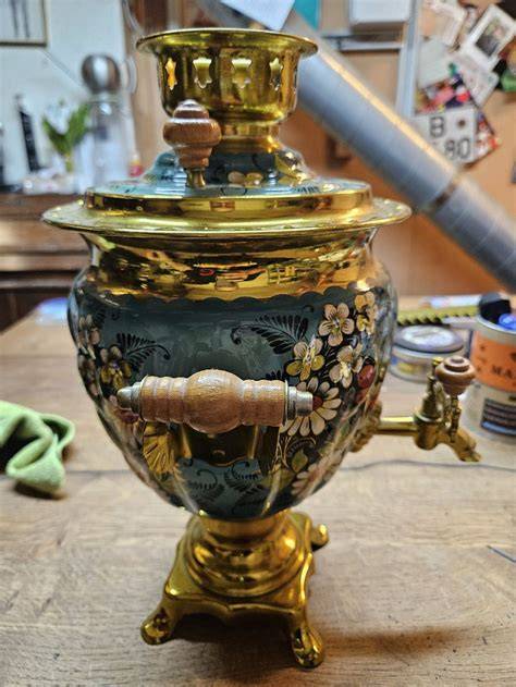 Antiker Samowar mit Tscheinik auf Tischdecke