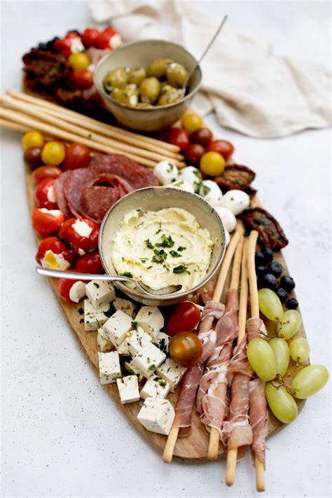 Antipasti-Platte mit Honig-Senf-Creme