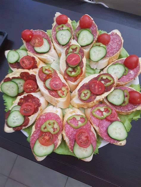 Antipasti-Teller mit Trüffel-Aufstrich, frischem Gemüse und Brot