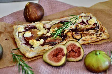 Antipasti-Teller mit Ziegenkäse und Trüffel, Brot und Feigen