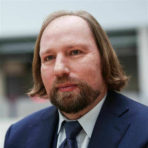 Anton Hofreiter beim Wandern in den Tiroler Alpen, zeigt seltene Pflanzen