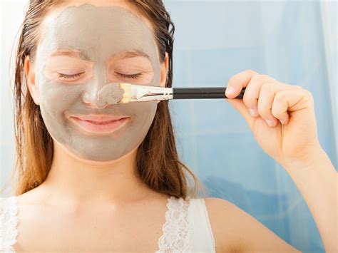 Anwendung: Paste mit Pinsel auf Augenbrauen aufgetragen