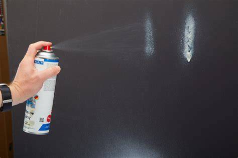 Anwendung: Spraydose auf Abstand halten und gleichmäßig sprühen