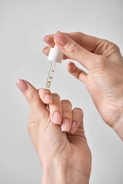 Anwendung des Cuticle Gels mit Pipette