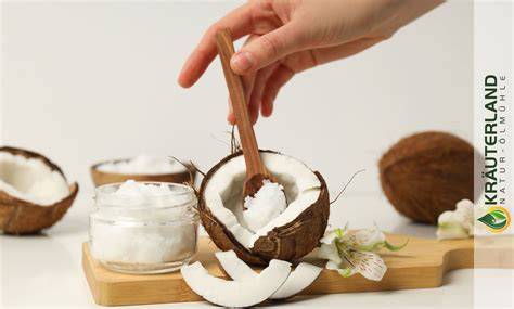Anwendung von Kokosöl und Honig auf der Haut als Naturkosmetik