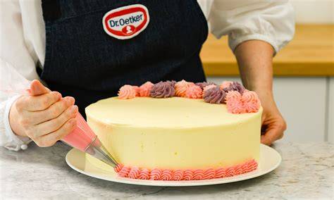 Anwendung von Zuckerkleber beim Verzieren von Torten