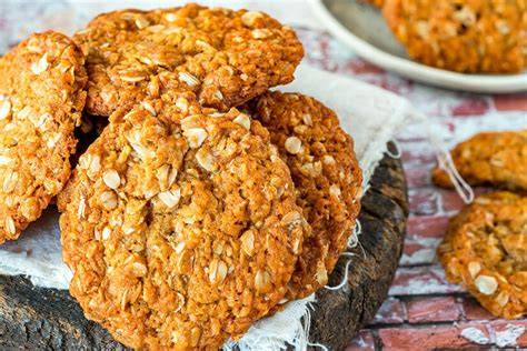 Anzac Biscuits auf einem Holzbrett
