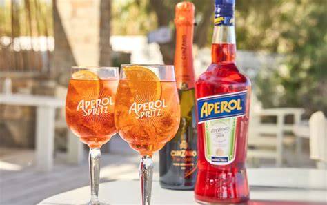 Aperol Flasche und Zitronenscheibe