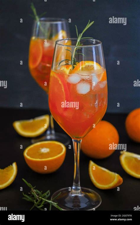 Aperol Spritz im Weinglas mit Orangenscheibe