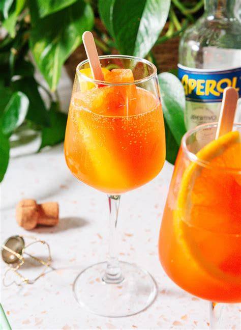 Aperol-Spritz-Popsicles auf Holzbrett