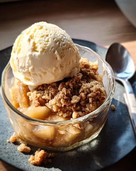Apfel Crumble Pie auf einem Teller, Serviervorschlag mit Vanilleeis
