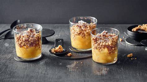 Apfel Crumble im Glas mit Vanillesoße