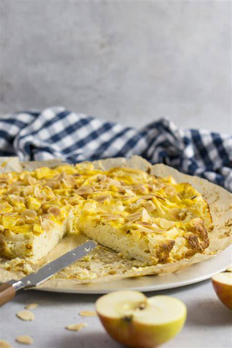 Apfel Käsekuchen ohne Boden mit gerösteten Mandeln