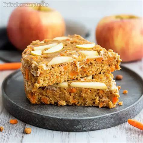 Apfel Möhren Kuchen: Stücke aufgeschnitten, saftige Textur zu sehen, Frühlingsdeko