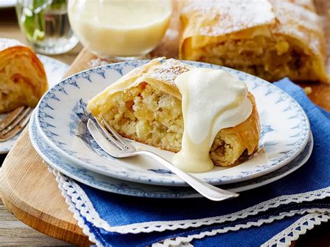 Apfel Marzipan Strudel mit Vanillesoße