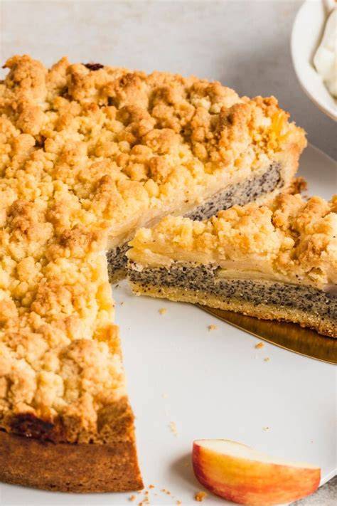 Apfel Mohn Kuchen frisch gebacken und angeschnitten