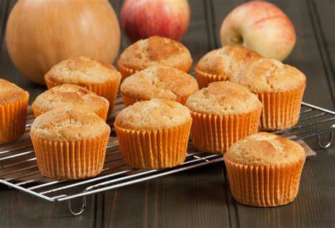 Apfel Nougat Muffins frisch aus dem Ofen auf Backblech