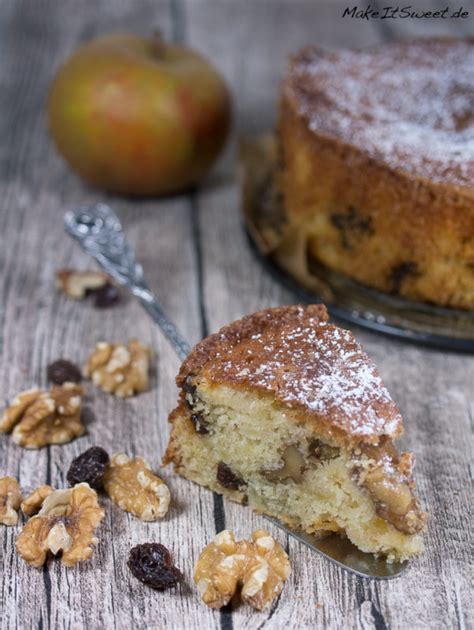 Apfel Rosinen Kuchen auf einer rustikalen Kuchenglocke